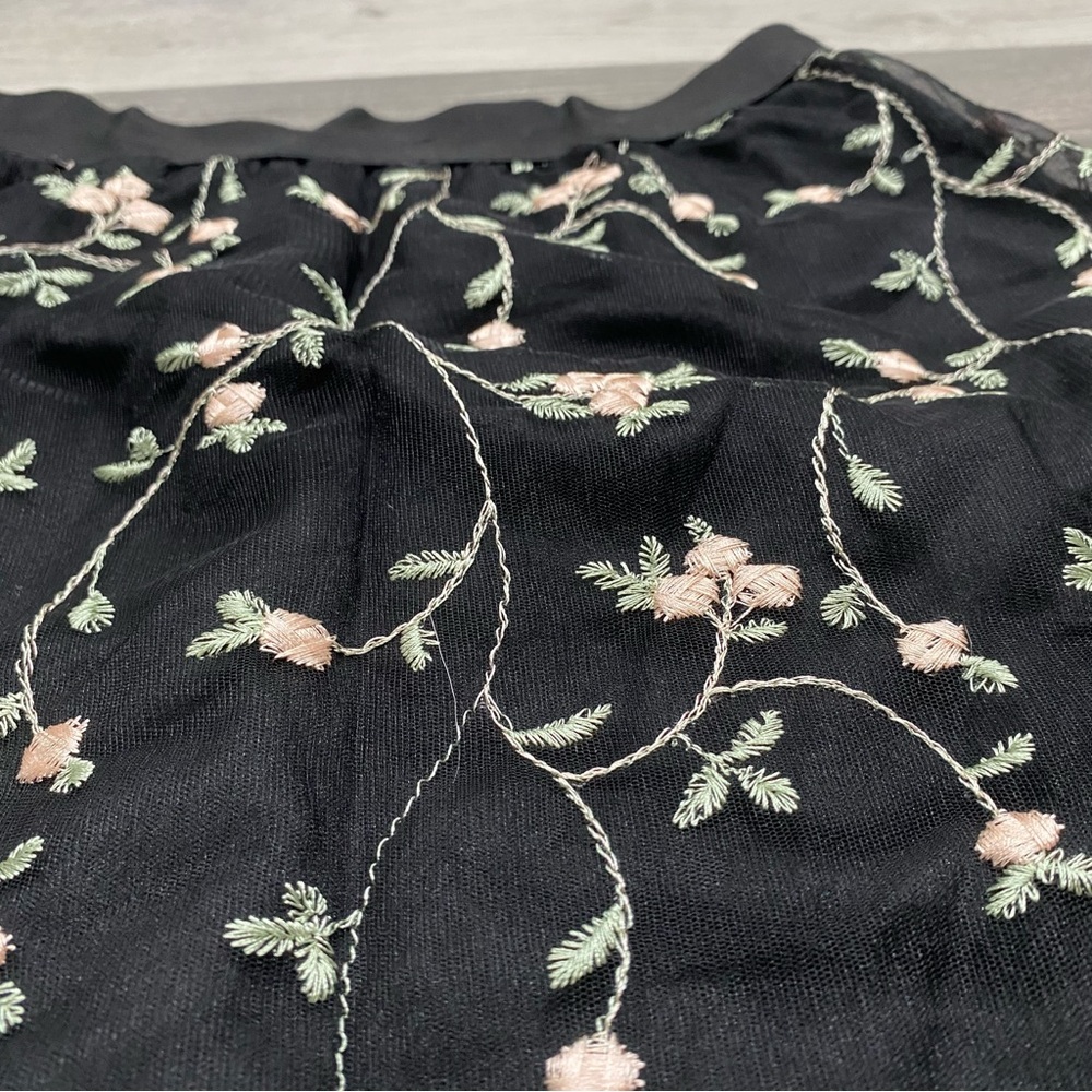 662 Modern Attraction Black Floral Embroidered Mesh Skirt Size Small boho - Picture 4 of 7